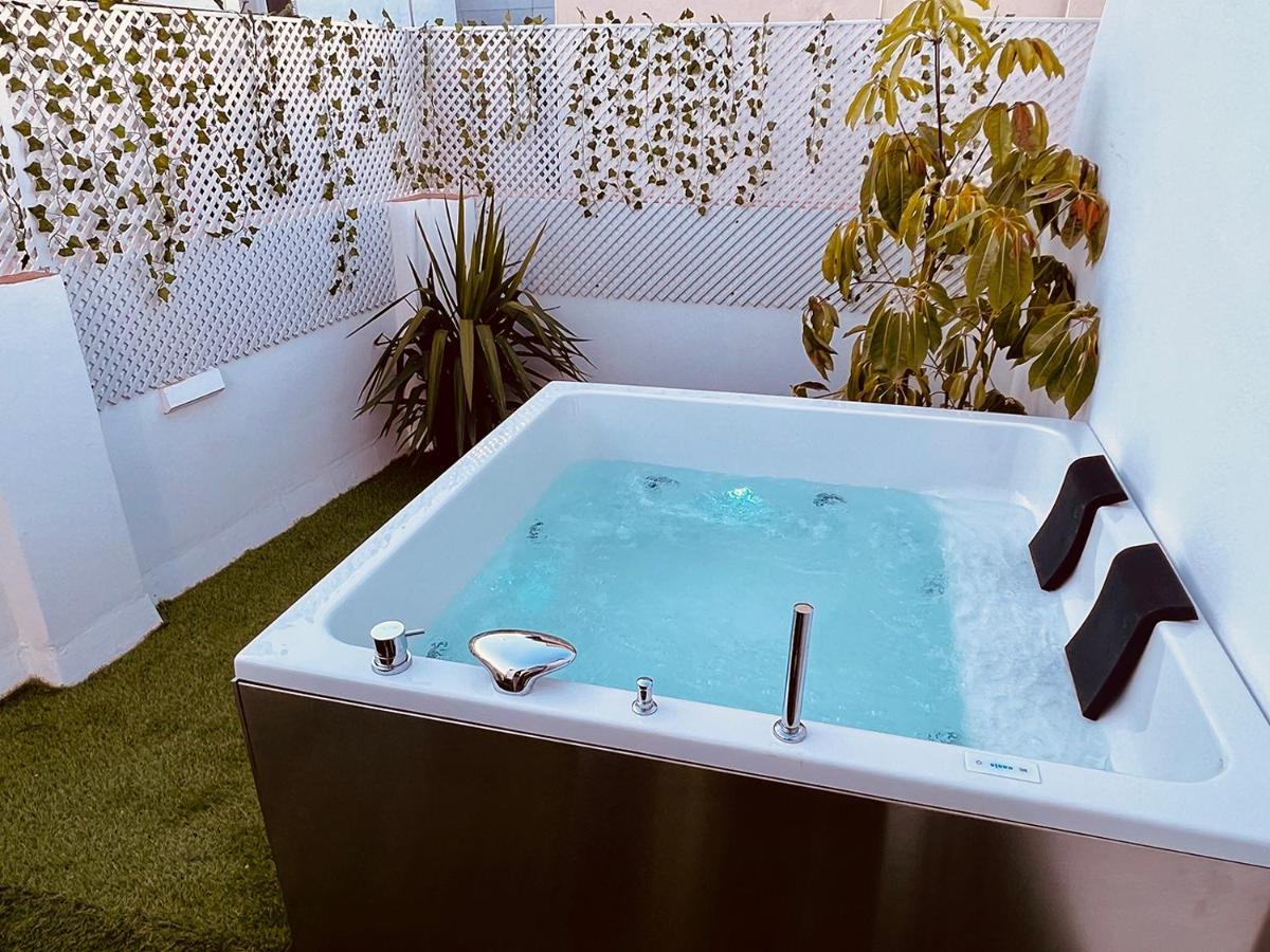 Downtown Apartment With Private Terrace & Jacuzzi Sevilla Exterior foto