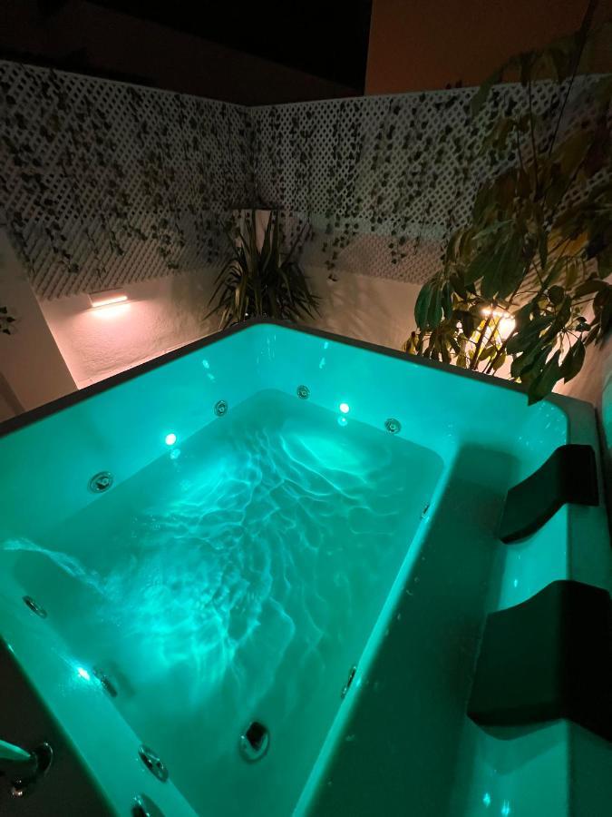 Downtown Apartment With Private Terrace & Jacuzzi Sevilla Exterior foto